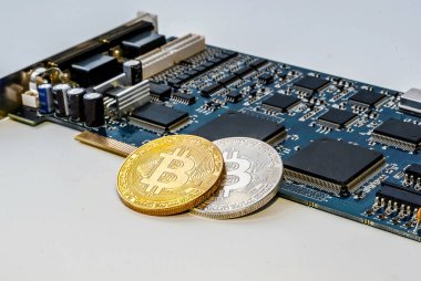 Bir elektronik Pano fişleri ile arka plan üzerinde bit-para sikke.