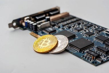 Bir elektronik Pano fişleri ile arka plan üzerinde bit-para sikke.