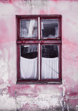 Eski cam ev, beyaz duvar içinde kırmızı renk