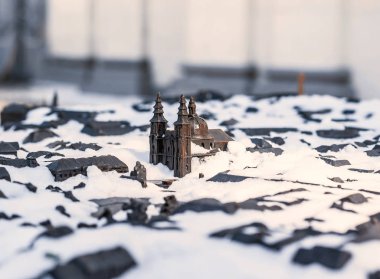 Oyuncak, breadboard eski şehir bronz kar kar kaplı.