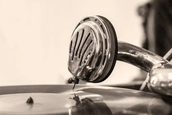 Ancient vintage gramophone, playing head, plate — Stock Photo, Image