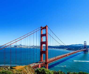 Deniz koyu kırmızı uzun köprüden. Golden Gate, San Francisco