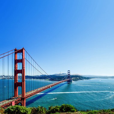 Deniz koyu kırmızı uzun köprüden. Golden Gate, San Francisco