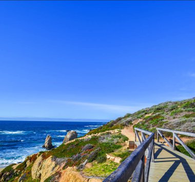 Deniz kıyısında ahşap köprü