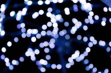 Renkli ışıklar, çelenk. Bulanık fotoğraf. Kutlama arka plan.