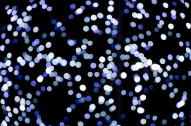 Renkli ışıklar, çelenk. Bulanık fotoğraf. Kutlama arka plan.