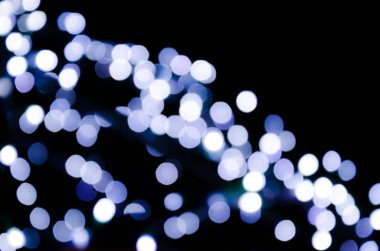 Renkli ışıklar, çelenk. Bulanık fotoğraf. Kutlama arka plan.