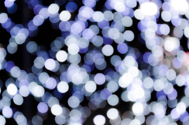 Renkli ışıklar, çelenk. Bulanık fotoğraf. Kutlama arka plan.