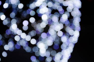 Renkli ışıklar, çelenk. Bulanık fotoğraf. Kutlama arka plan.