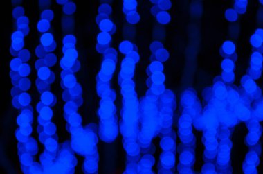 Mavi ışıklar, çelenk. Bulanık fotoğraf. Kutlama arka plan.