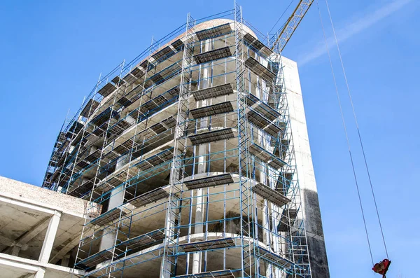 Construcción de un edificio monolítico. Andamios . — Foto de Stock