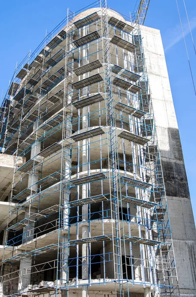 Construcción de un edificio monolítico. Andamios . — Foto de Stock