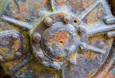 eski tekerlekli zırhlı bir araç var. Paslı fındık. İkinci Dünya Savaşı