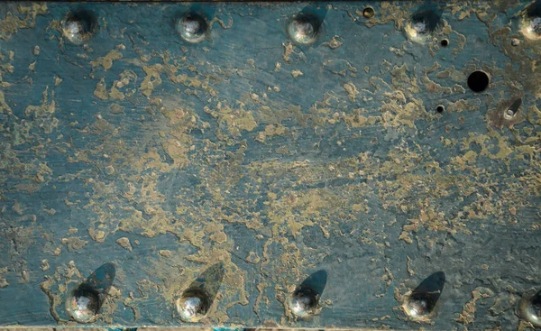 Büyük eski perçin ile çok renkli boya ile boyanmış Metalik arka plan — Stok fotoğraf