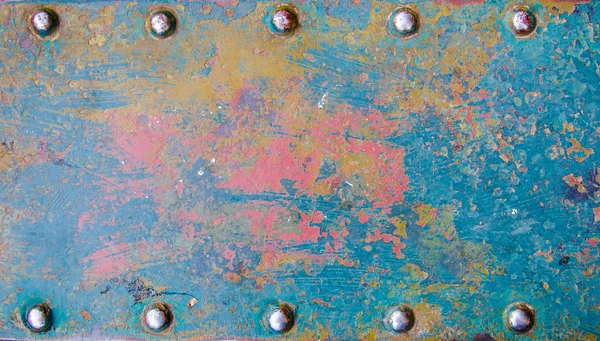 大きな古いリベットと色とりどりのペンキと塗られる金属の背景 — ストック写真