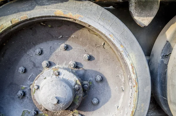 Экстремальное колесо цистерны в металлических гусеницах — стоковое фото