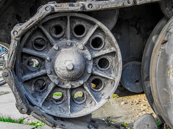 Крайнє колесо бака в металевих гусеницях — стокове фото