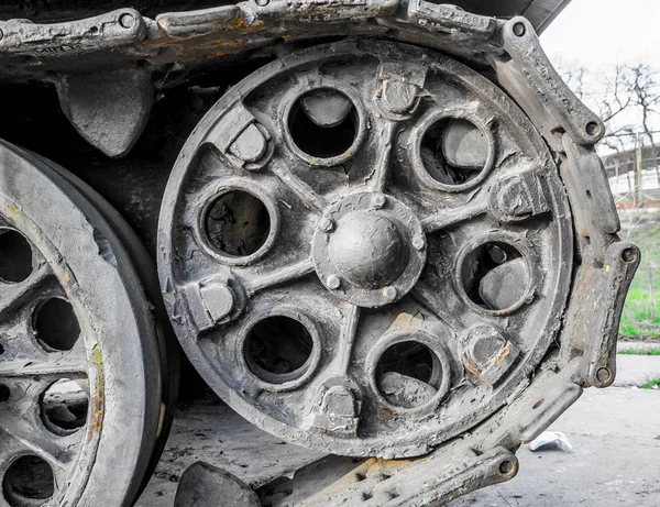 metal tırtıllar içinde belgili tanımlık tank aşırı tekerlek