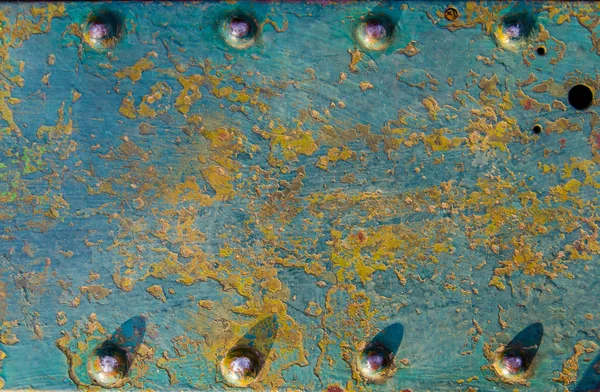 大きな古いリベットと色とりどりのペンキと塗られる金属の背景 — ストック写真