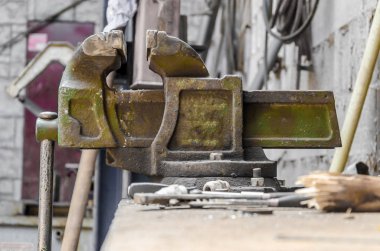 Metal işleri dükkanda eski metal mengene