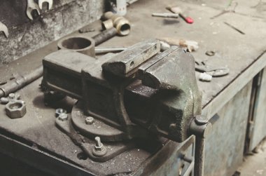 Metal işleri dükkanda eski metal mengene