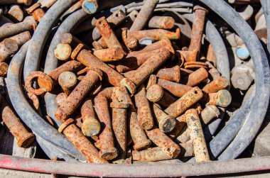 Bir yığın içinde iç içe geçmiş eski paslı perçin