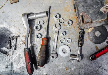 Eski araçlar, İngiliz anahtarları, tornavida, fındık, yalan bir metal masa, atölye, onarım