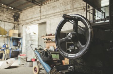 Bir locksmit atölyesinde vintage bir Torna üzerinde ayarlama düğmesi