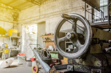 Bir locksmit atölyesinde vintage bir Torna üzerinde ayarlama düğmesi