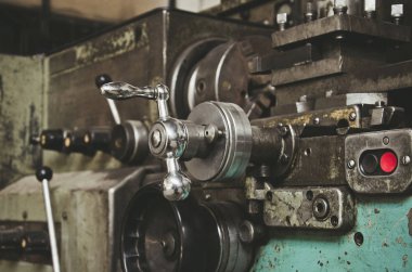 Bir locksmit atölyesinde vintage bir Torna üzerinde ayarlama düğmesi