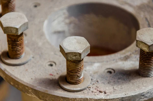 Starý rezavý šroubů v prachu na spoj potrubí — Stock fotografie