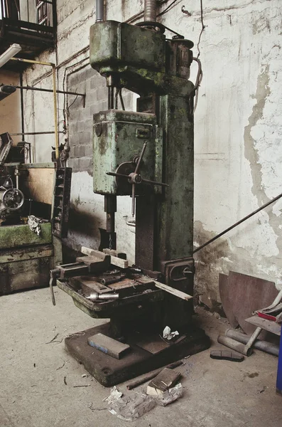 Taladradora vintage grande en un taller de metalurgia — Foto de Stock