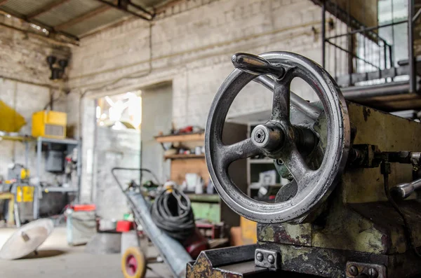 Bir locksmit atölyesinde vintage bir Torna üzerinde ayarlama düğmesi