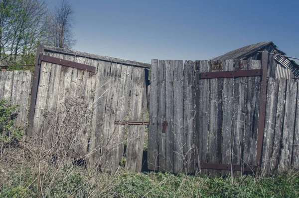 Gri eski ahşap kapı, çit. — Stok fotoğraf