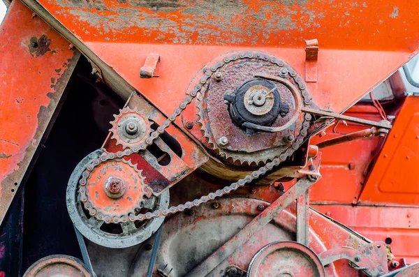 Partes de la vieja máquina rota bajo primer plano de corrosión. Técnica antigua — Foto de Stock