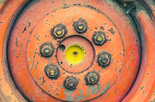 Sujeción de la rueda de una vieja combinación. Frutos secos oxidados . — Foto de Stock