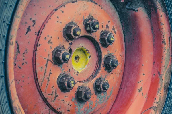 Sujeción de la rueda de una vieja combinación. Frutos secos oxidados . — Foto de Stock