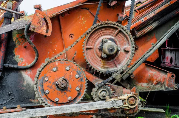 Teile einer alten kaputten Maschine unter Korrosionsschutz. alte Technik — Stockfoto
