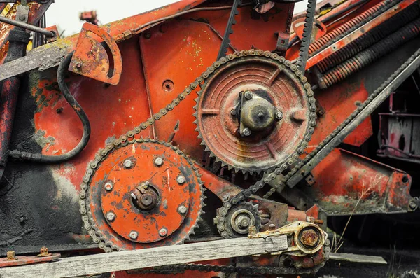 Teile einer alten kaputten Maschine unter Korrosionsschutz. alte Technik — Stockfoto