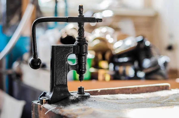 Prensa de mano vintage para fijar remaches en la ropa. El taller del zapatero . —  Fotos de Stock