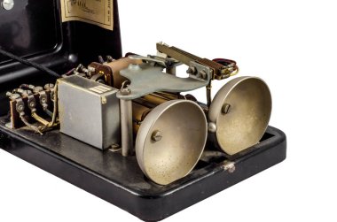 Eski bir vintage telefon içinde metalik arama zili