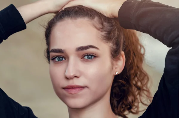 Retrato de chica con el pelo rizado, levanta el pelo con las manos en —  Fotos de Stock