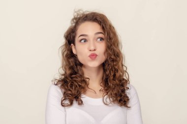 Şefkatli, neşeli, tutkulu, beyaz tenli, gülümseyen, kameralı, katlanmış dudaklı, sarı arka plan romantik flörtü olan herkese sevgi veren bir kız..