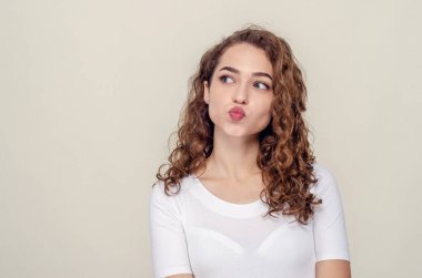 Şefkatli, neşeli, tutkulu, beyaz tenli, gülümseyen, kameralı, katlanmış dudaklı, sarı arka plan romantik flörtü olan herkese sevgi veren bir kız..