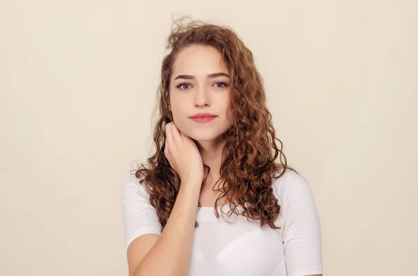 Retrato chica rizada cintura-longitud retrato. La mujer alegre . —  Fotos de Stock