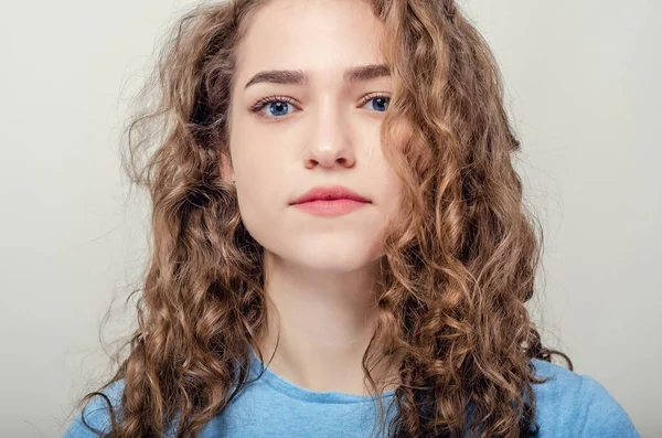 Retrato de menina bonita, close-up. Cabelo encaracolado. Jogando cabelo — Fotografia de Stock