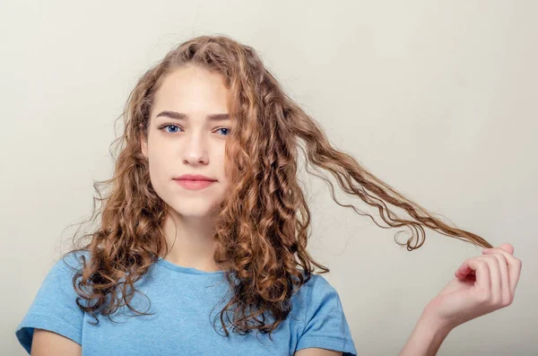 Porträt eines schönen jungen Mädchens, aus nächster Nähe. lockiges Haar. Haare spielen — Stockfoto