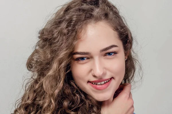 Retrato de menina bonita, close-up. Cabelo encaracolado. A brincar aos cabelos. Sorriso sedutor — Fotografia de Stock