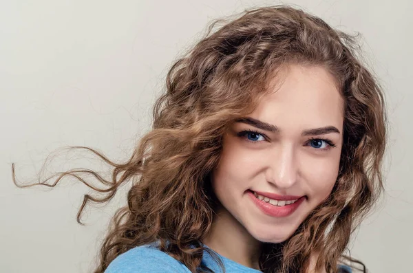 Retrato de menina bonita, close-up. Cabelo encaracolado. A brincar aos cabelos. Sorriso sedutor — Fotografia de Stock