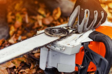 Elektrikli testereyle elektrikli testereyi değiştirmek